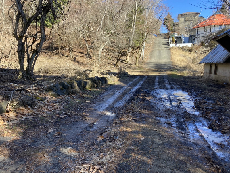 南側で接続する道路(幅員4m私道)