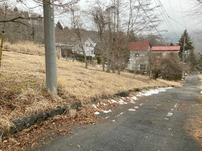 南側、幅員4.0m前面道路(東側に向かって撮影)