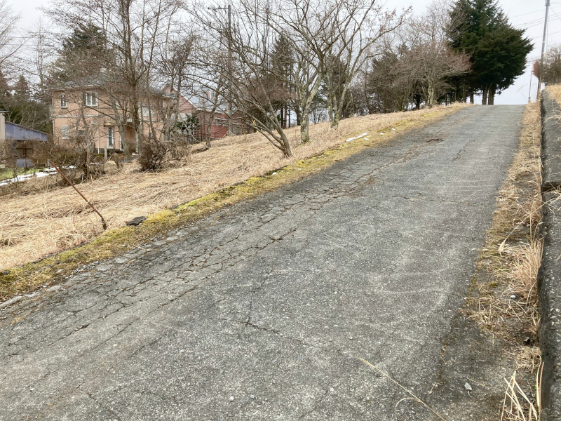 北側、幅員4.0m前面道路(西側に向かって撮影)