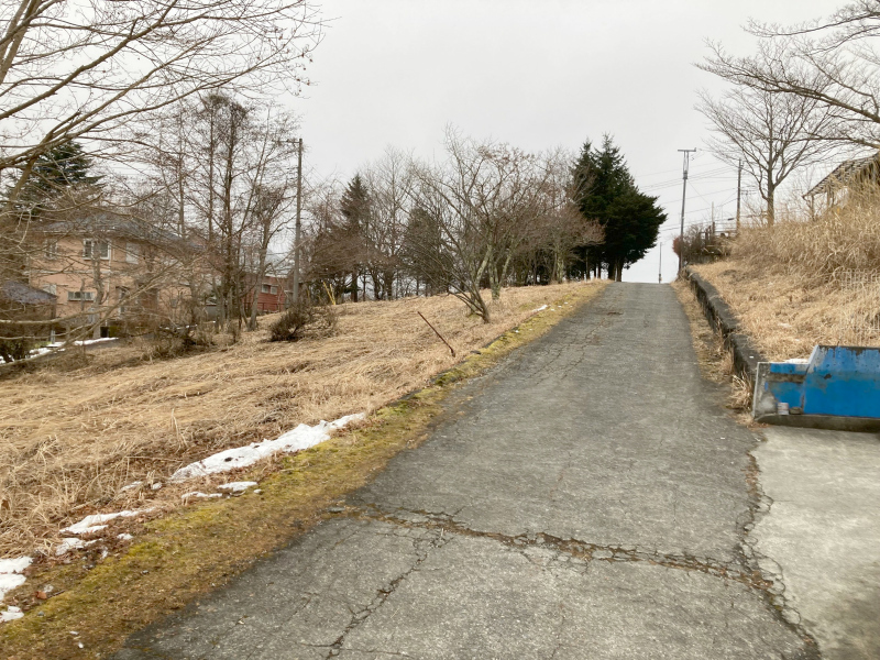 売出し中の西側隣地と撮影(西側に向かって撮影)